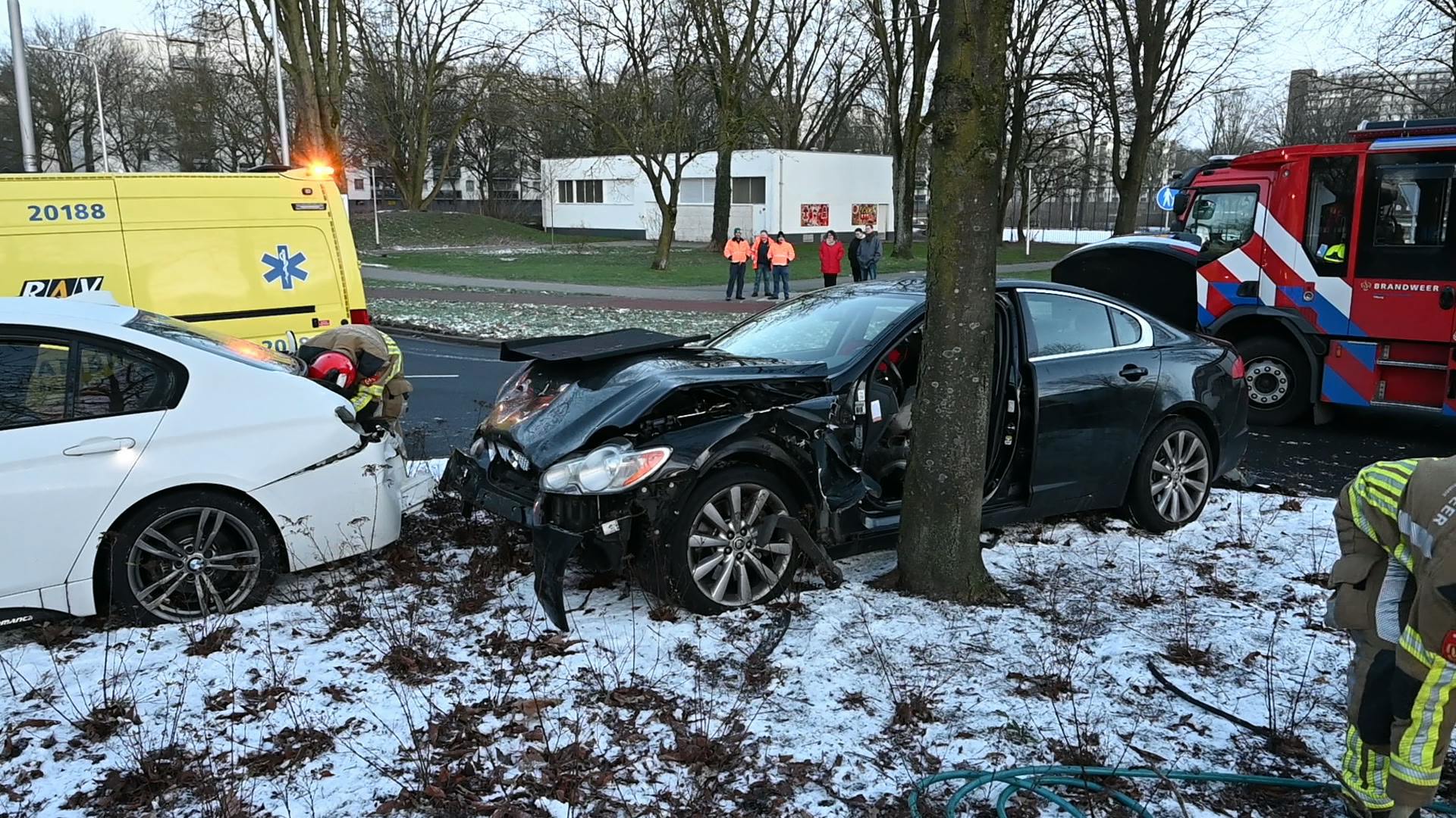 Twee Auto’s Belanden Midden Op Rotonde Na Botsing